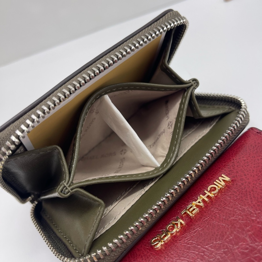 MICHAEL KORS Jet Set Medium Distressed Zip Around Card Case
Olive
NWT - Picture 9 of 16